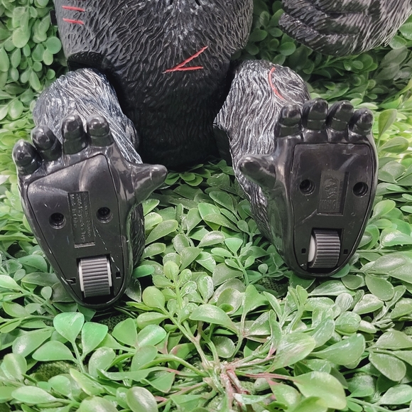 2005 Universal Studios 14" King Kong - Picture 17 of 17